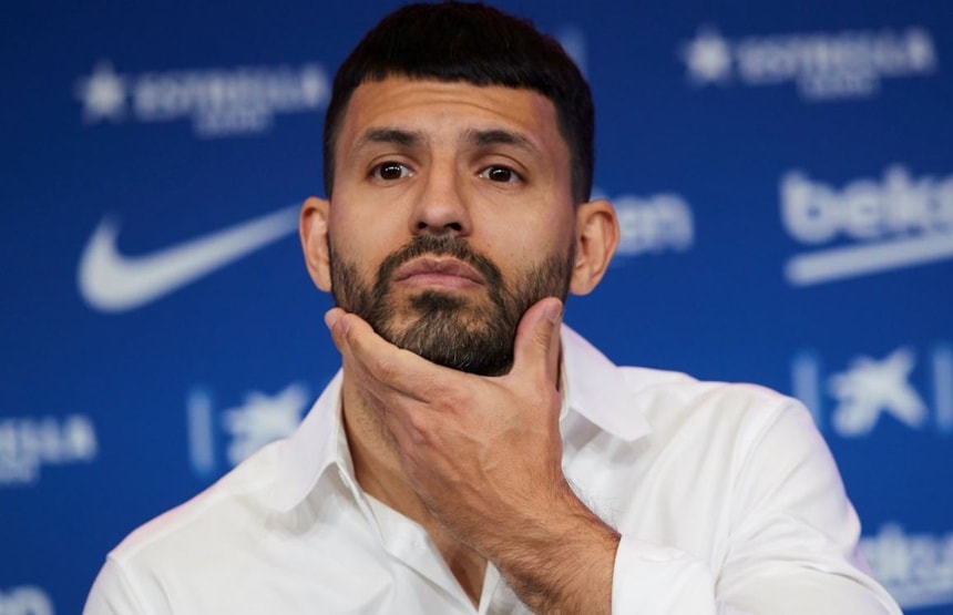 Người hâm mộ phải chờ thêm 2 tháng để chờ màn ra mắt của Aguero trong màu áo Barca. Ảnh: Getty