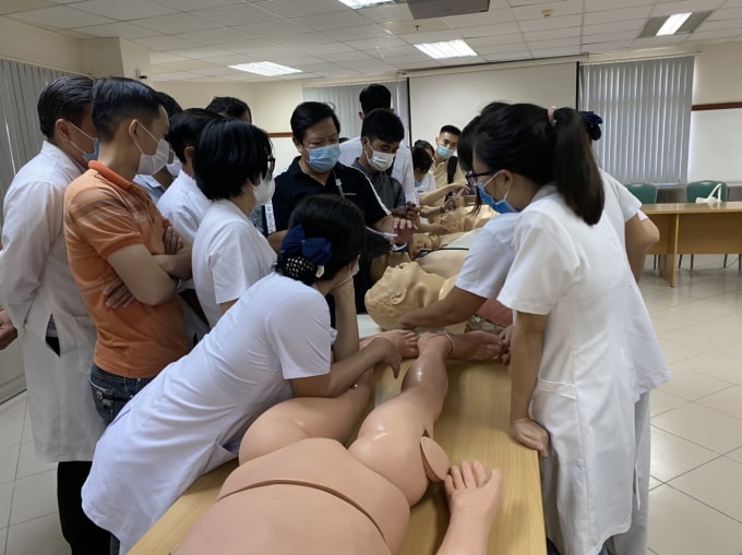 Cán bộ y tế Bệnh viện Trung ương Huế tập huấn trước khi vào TP.HCM.