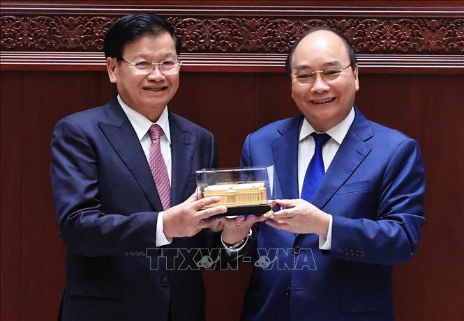 Chủ tịch nước Nguyễn Xuân Phúc trao mô hình Toà Nhà Quốc hội mới cho Tổng Bí thư, Chủ tịch nước Lào Thongloun Sisoulith. (Ảnh: TTXVN)