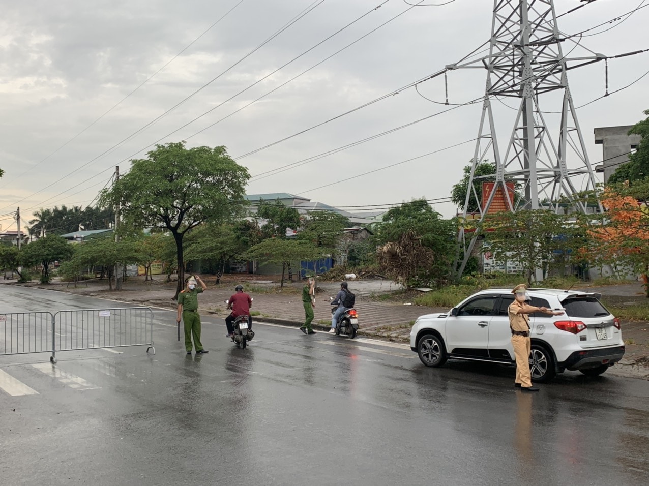 Hình ảnh lực lượng chức năng làm nhiệm vụ tại chốt kiểm soát tại quận Bắc Từ Liêm, Hà Nội. Ảnh: kinhtedothi