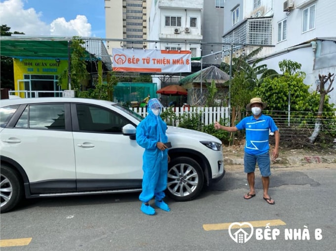 Bếp từ thiện nhà B hoạt động tính chất tự nguyện, không cố định thành viên, hễ có ai rảnh thì tới, bận thì hẹn hôm sau xuống phụ
