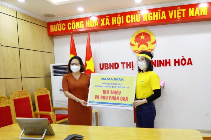 Bà Nguyễn Thị Thanh Đào – Giám đốc Nam A Bank Khu vực miền Trung & Tây Nguyên trao quà cho lãnh đạo UBND thị xã Ninh Hòa.
