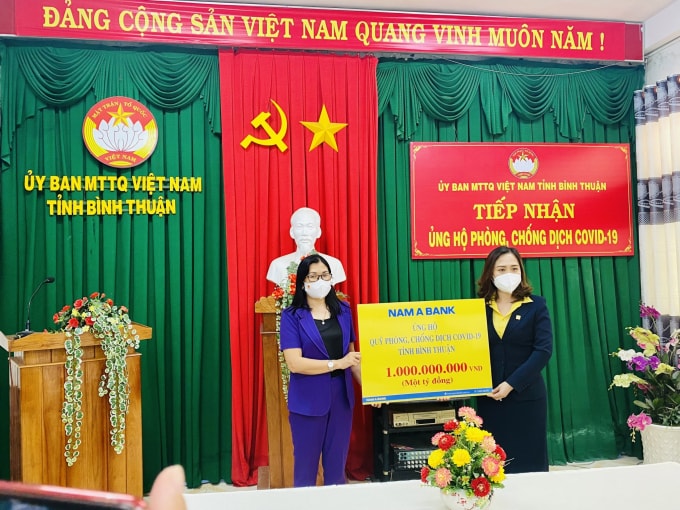 Đại diện Ủy Ban MTTQ Việt Nam tiếp nhận 1 tỷ đồng ủng hộ từ bà Tân Thị Lệ Huyền – Giám đốc Nam A Bank Bình Thuận.