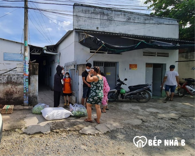 Ngoài việc phát cơm cho bệnh viện dã chiến, nhóm còn phân phát đến các hộ dân gặp khó khăn, người vô gia cư, sinh viên