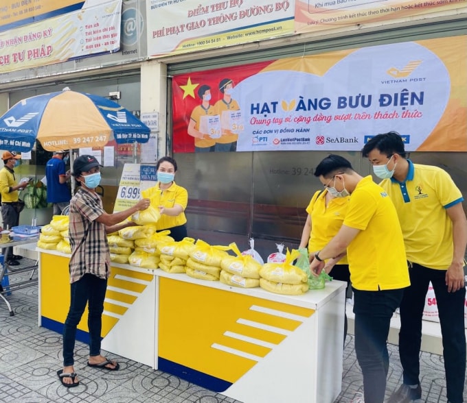 Hy vọng, với những phần quà thiết thực này sẽ góp phần giúp bà con chăm lo cuộc sống, vượt dịch an toàn.