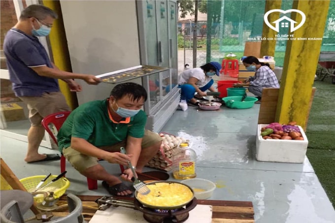 Mỗi thành viên trong nhóm chia việc, thay phiên hoàn thành kịp giờ giao