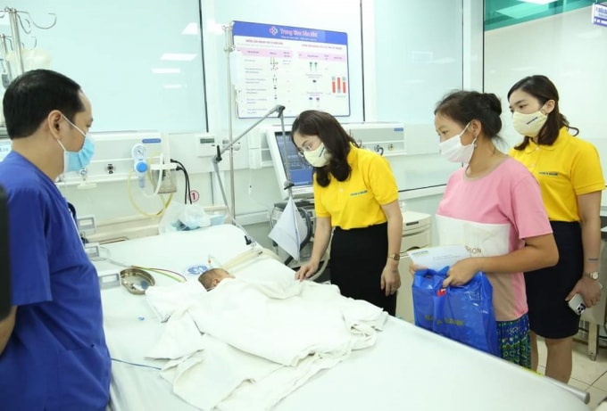 Nam A Bank tặng quà cho các em nhỏ đang điều trị tại Bệnh viện Nhi Phú Thọ.