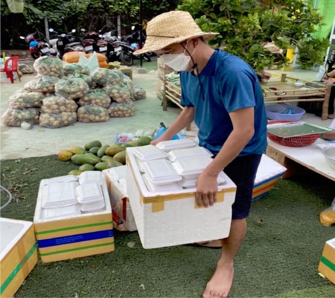 Các thành viên trong nhóm có người là giám đốc, kỹ sư… nay hóa thành “phụ bếp” để hỗ trợ bếp ăn từ thiện