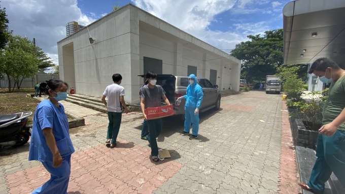 Anh Trường và một số tài xế sẽ đại diện nhóm trực tiếp vận chuyển các phần cơm, nhu yếu phẩm đến bệnh viện