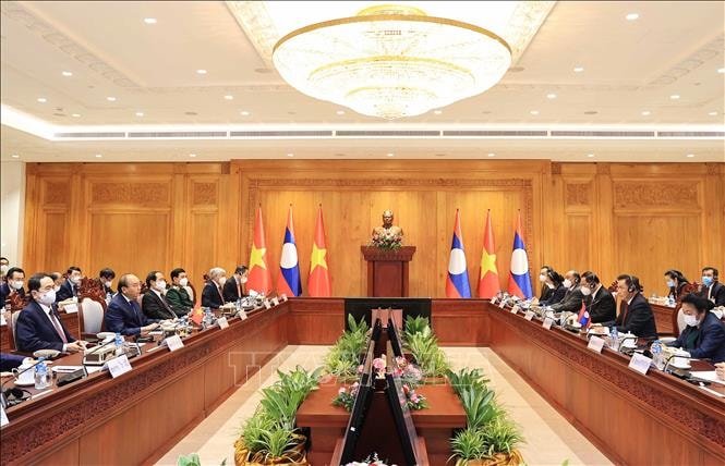 Chủ tịch nước Nguyễn Xuân Phúc hội kiến Chủ tịch Quốc hội Lào Saysomphone Phomvihane. (Ảnh: TTXVN)