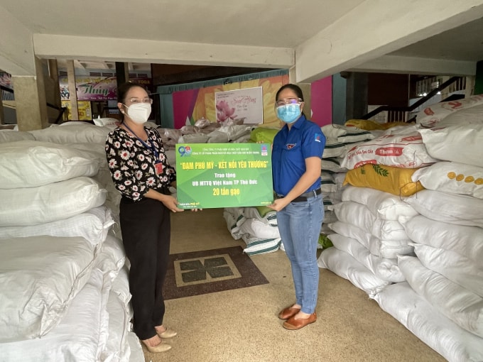 Trao tặng gạo hỗ trợ các hoàn cảnh khó khăn tại TP. Thủ Đức.