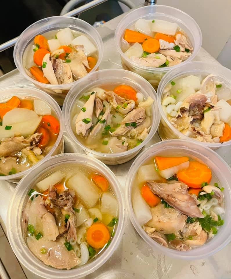 Mỗi món nhà báo Đan Hà gửi cho y bác sỹ trong đó còn tình cảm lòng chân thành. Ảnh: NVCC