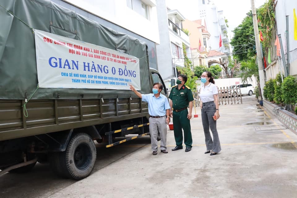 Nhà báo Đan Hà phối hợp với Quân Khu 7 triển khai mô hình chợ 0 đồng. Ảnh: NVCC
