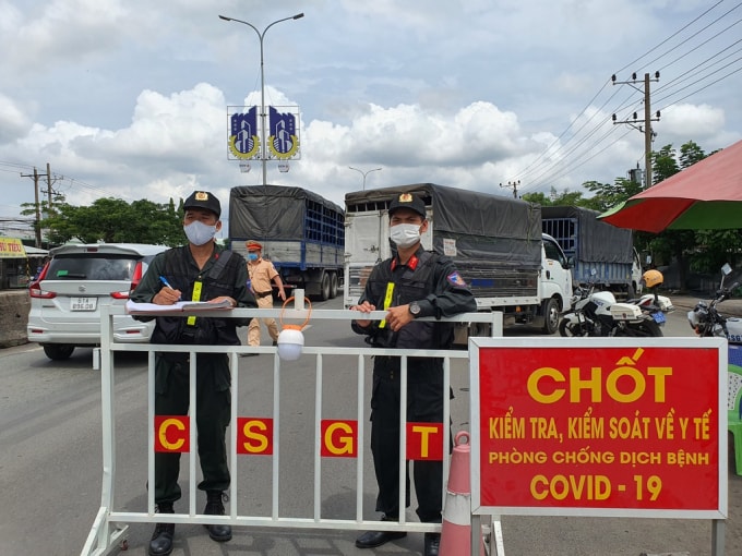 Lực lượng chức năng chốt chặn trên quốc lộ 51, kiểm soát người dân về Bà Rịa - Vũng Tàu. Ảnh: Nguyễn Long
