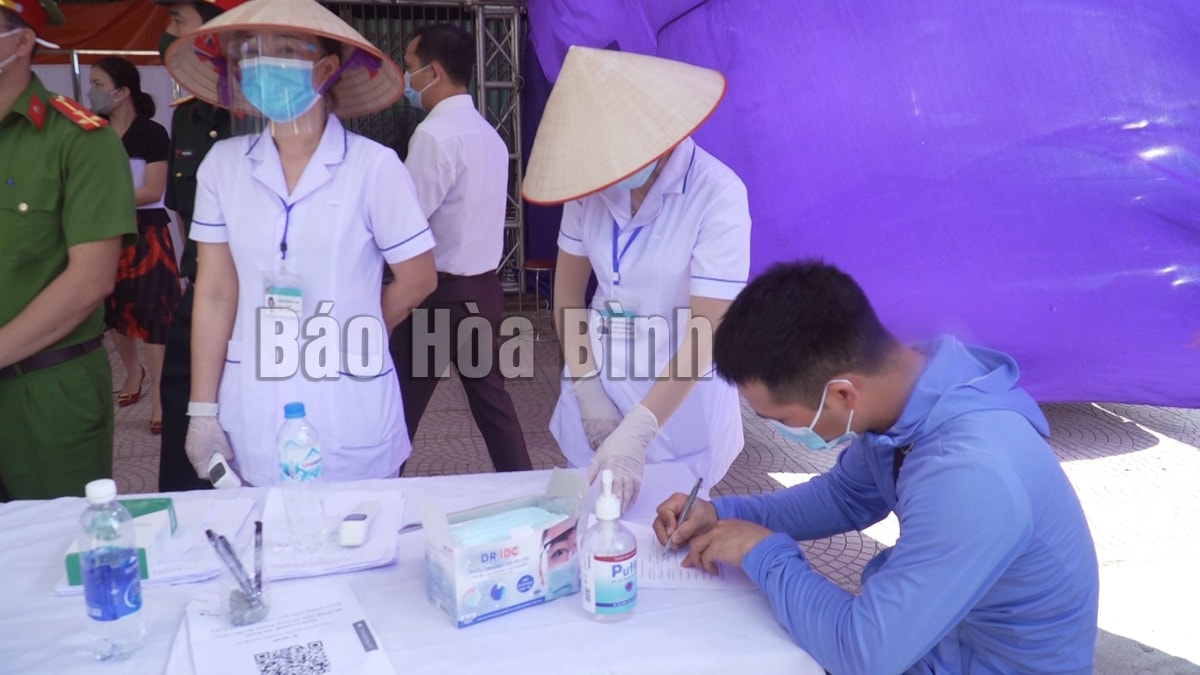 Hình ảnh lực lượng chức năng huyện Lương Sơn kiểm soát chặt chẽ công tác phòng, chống dịch Covid-19 trên địa bàn. Ảnh: baohoabinh