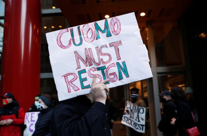 Nhiều người dân tập trung phản đối và kêu gọi ông Andrew Cuomo từ chức sau những cáo buộc quấy rối tình dục - Ảnh: Reuters
