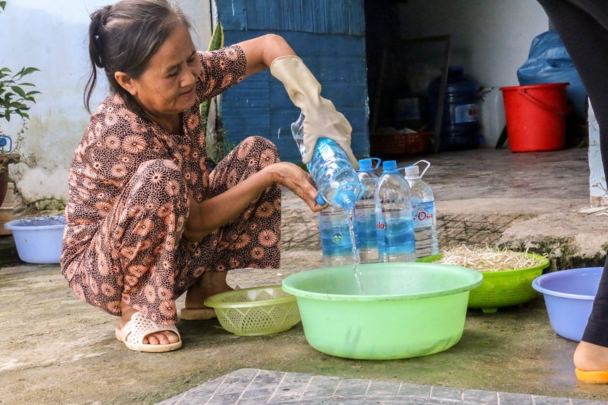 Những hộ dân nghèo, cận nghèo được miễn tiền nước trong tháng 8 và 9/2021. Ảnh: Zingnews.vn
