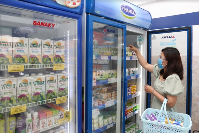 Với hệ thống 500 cửa hàng chính thức và gần 250.000 điểm bán trên toàn quốc - tại bất cứ đâu người tiêu dùng đều có thể mua được các sản phẩm Vinamilk mình yêu thích. (Hình tư liệu).