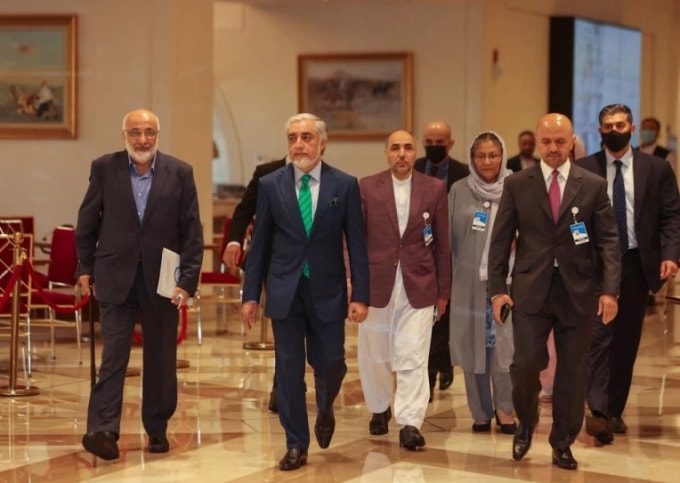 Abdullah Abdullah (giữa) trưởng đoàn đàm phán của chính phủ Afghanistan, tại khách sạn ở thủ đô Doha của Qatar, nơi diễn ra đàm phán hòa bình với Taliban - Ảnh: Karim Jaafar / AFP