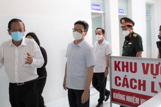 Phó Thủ tướng đến kiểm tra tại Bệnh viện Lao và bệnh phổi Bạc Liêu, nơi đang chuẩn bị giường bệnh để sẵn sàng tiếp nhận, điều trị bệnh nhân COVID-19. (chiều 7/8)