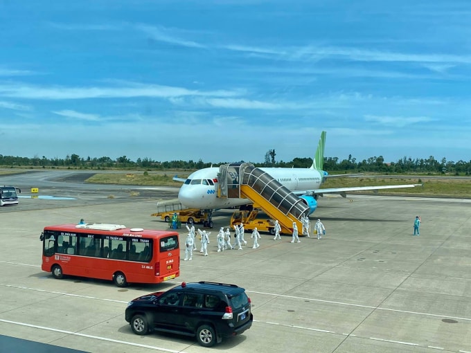 Bamboo Airways thực hiện chuyến bay đặc biệt đưa 200 y, bác sĩ từ nhiều bệnh viện đầu ngành tại miền Trung hỗ trợ TP.Hồ Chí Minh chống dịch COVID-19