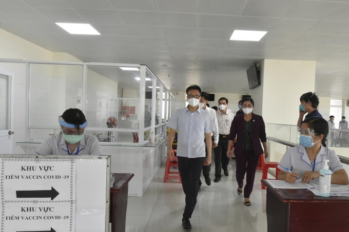 Phó Thủ tướng Vũ Đức Đam kiểm tra điểm tiêm vaccine phòng COVID-19 tại BVĐK tỉnh Bình Phước.(ngày 5/8)