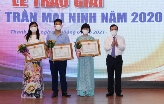 Lãnh đạo Tỉnh ủy Thanh Hóa trao Bằng khen cho các tác giả, nhóm tác giả đạt giải A, giải báo chí Trần Mai Ninh năm 2020.