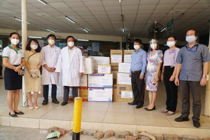 Đoàn công tác Hội Nhà báo TP.HCM, các cơ quan báo chí TP.HCM và Trung ương đến thăm và trao quà tại Bệnh viên Đa khoa khu vực Thủ Đức. Ảnh: Tam Nguyên