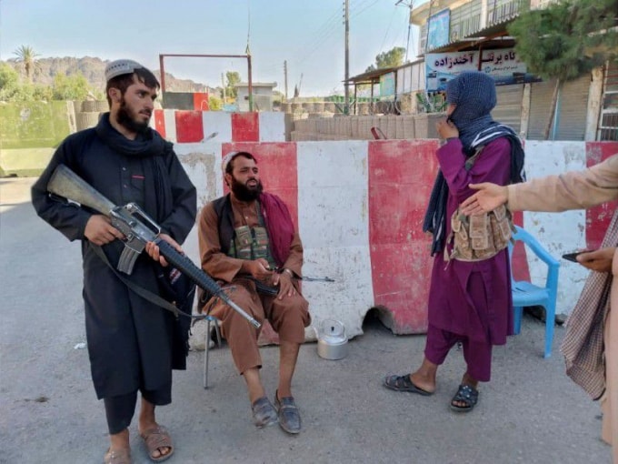 Các chiến binh Taliban đứng gác tại một điểm kiểm tra ở Farah, Afghanistan ngày 11 tháng 8 năm 2021 - Ảnh: REUTERS / Stringer