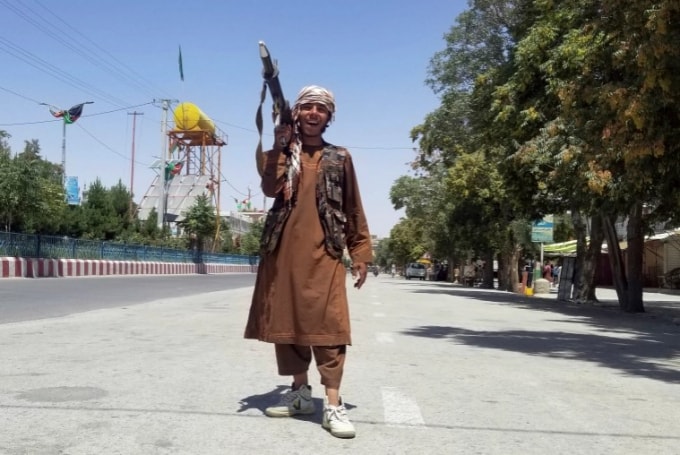 Một chiến binh Taliban tuần tra bên trong thành phố Ghazni vừa chiếm được - Ảnh: Gulabuddin Amiri / AP