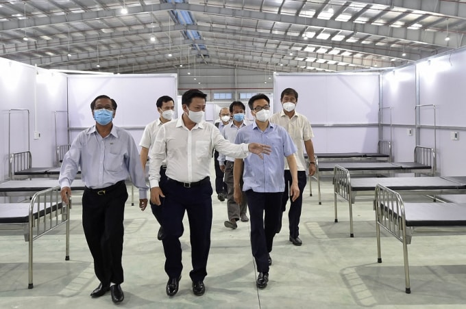 Phó Thủ tướng Vũ Đức Đam kiểm tra công tác chuẩn bị Bệnh viện Dã chiến số 1 (tại Khu công nghiệp Thành Thành Công, thị xã Trảng Bàng, tỉnh Tây Ninh) ngày 10/8.