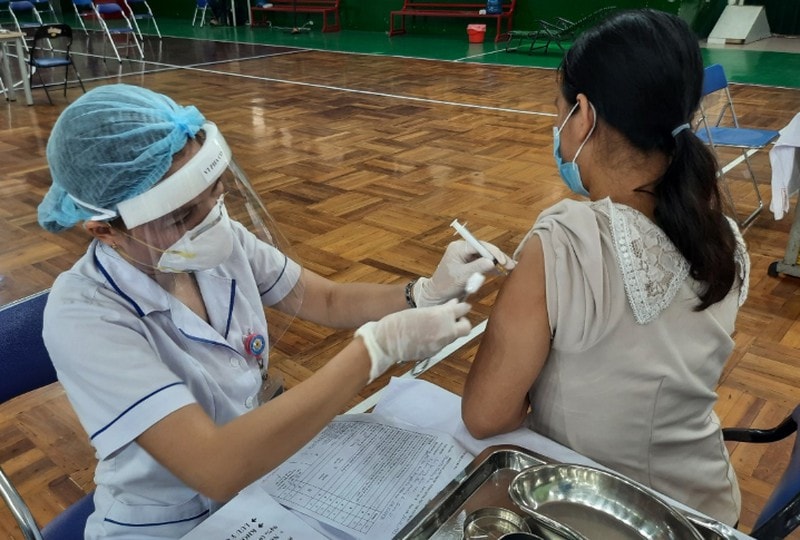 Một người dân trên địa bàn quận 11, TP.HCM đang được tiêm vaccine. Ảnh: plo.vn
