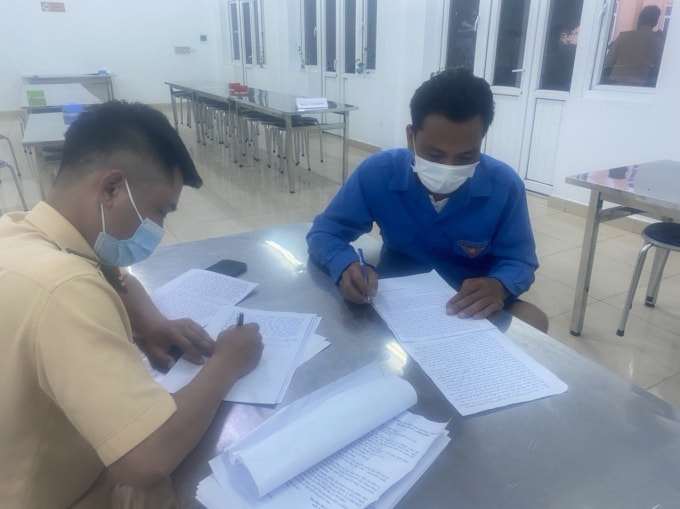 Lực lượng CSGT xử phạt với tài xế ô tô cứu hộ chở người và xe thông chốt kiểm soát dịch bệnh COVID-19.