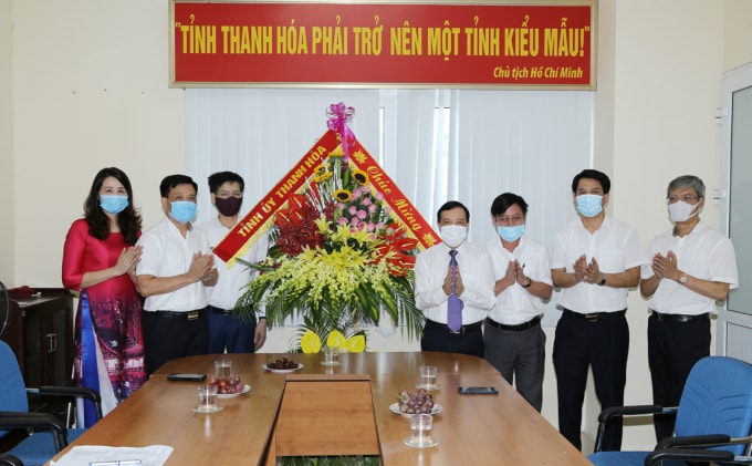 Ðồng chí Lại Thế Nguyên - Phó Bí thư Thường trực Tỉnh ủy Thanh Hóa tặng hoa chúc mừng Hội Nhà báo Thanh Hóa nhân dịp kỷ niệm 96 năm Ngày Báo chí Cách mạng Việt Nam. Ảnh: Quốc Hương