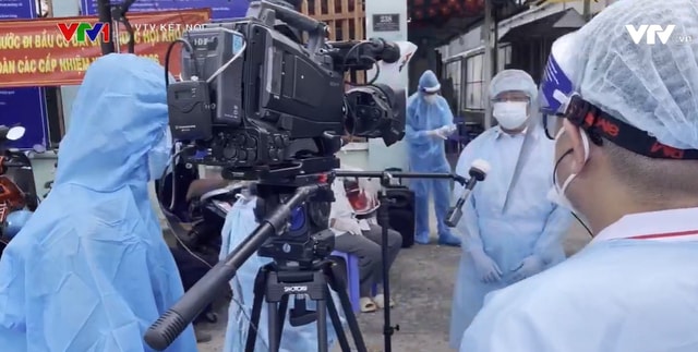 Tác nghiệp trong mùa dịch của phóng viên VTV khu vực Nam Bộ. Ảnh: VTV
