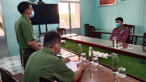 Lực lượng chức năng công bố quyết định xử phạt đối với Nguyễn Quốc Tài. (Ảnh Công an Bạc Liêu)