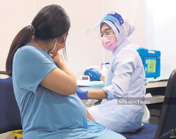 Một phụ nữ mang thai được tiêm vaccine COVID-19 tại Kuala Lumpur, Malaysia. Ảnh: New Straits Times