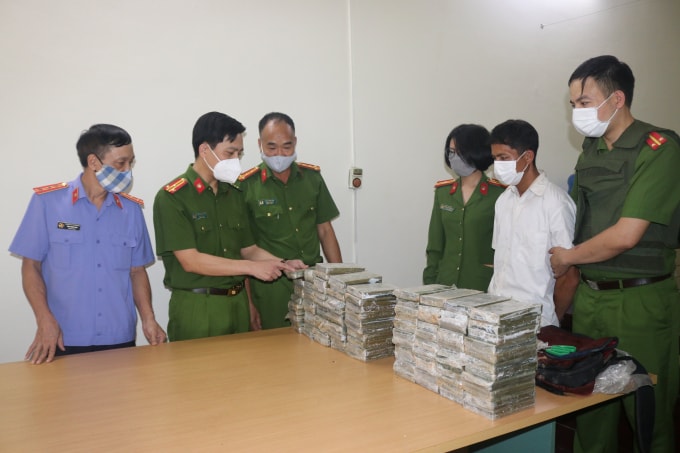 Đối tượng cùng tang vật tại cơ quan công an