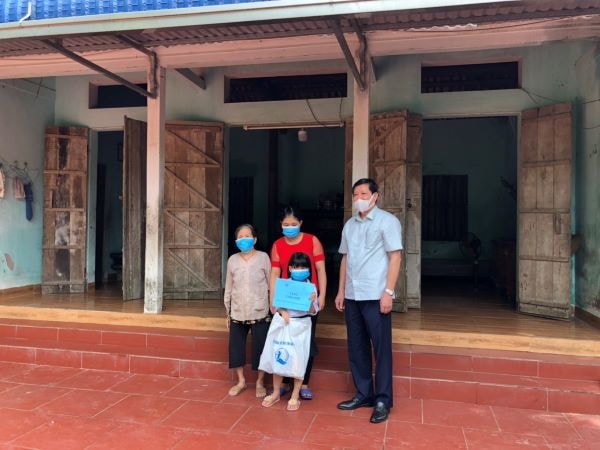 Phó Giám đốc Sở LĐTB&XH Hà Nội Hoàng Thành Thái trao hỗ trợ cho cháu Nguyễn Thị Bảo Yến tại xã Đông Phương Yên, huyện Chương Mỹ. Ảnh: KTĐT
