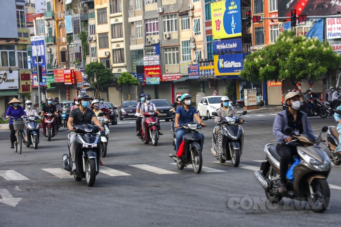 Trong thời gian thực hiện giãn cách xã hội, người dân được yêu cầu tuyệt đối không ra đường, trừ trường hợp cần thiết như mua hàng thiết yếu, nhu yếu phẩm, thuốc men...