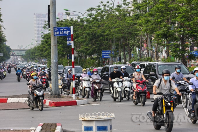 Dù trong thời gian giãn cách xã hội, nhưng lượng người và phương tiện tham gia giao thông vào đầu giờ sáng, giờ cao điểm trên nhiều tuyến phố vẫn khá đông.