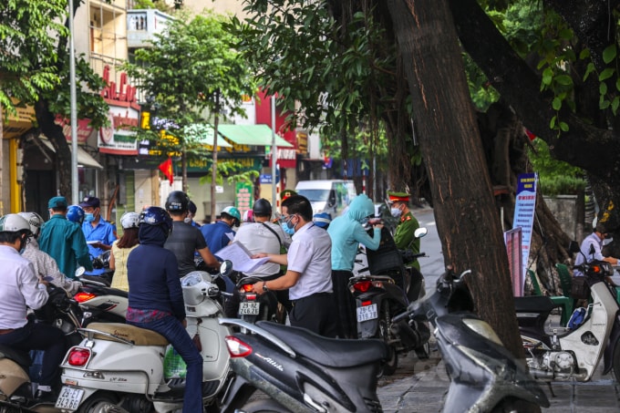 Tại phố Lò Đúc (quận Hai Bà Trưng) lực lượng chức năng kiểm soát giấy tờ của người dân tại chốt kiểm soát khiến giao thông bị ùn ứ.