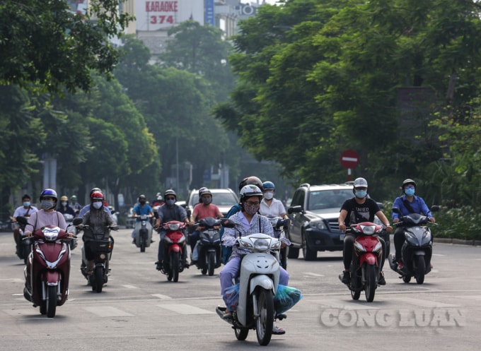 Tuy nhiên, sau lệnh dừng, đường phố Thủ đô trở nên đông đúc trở lại cho dù vẫn đang trong thời gian giãn cách xã hội theo Chỉ thị 16.