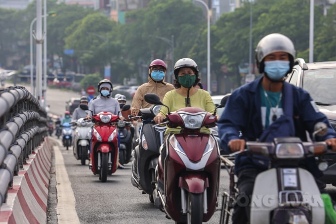 Các tuyến đường có rất đông phương tiện di chuyển, khác hẳn với cảnh vắng lặng những ngày đầu tiên áp dụng Chỉ thị 16.