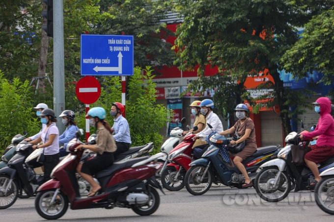 Theo văn bản sáng 10/8, Hà Nội dừng việc kiểm tra giấy đi đường có xác nhận của UBND phường xã và lịch làm việc của nhân dân.