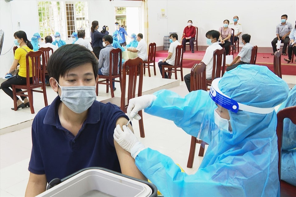 Nhân viên y tế tiêm vaccine phòng dịch Covid-19 tại Trà Vinh. Ảnh: laodong.vn