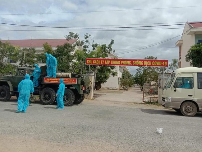 8 trường hợp bị xử phạt gần 16 triệu đồng vì ăn nhậu trong khu cách ly tại Trường THCS DTNT huyện Phú Thiện. danviet.vn