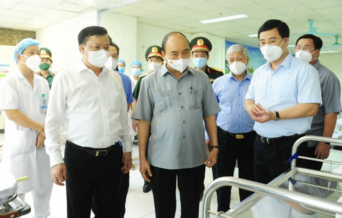 Chủ tịch nước Nguyễn Xuân Phúc kiểm tra các trang thiết bị phục vụ công tác cách ly tại Khu nhà ở sinh viên Pháp Vân - Tứ Hiệp.