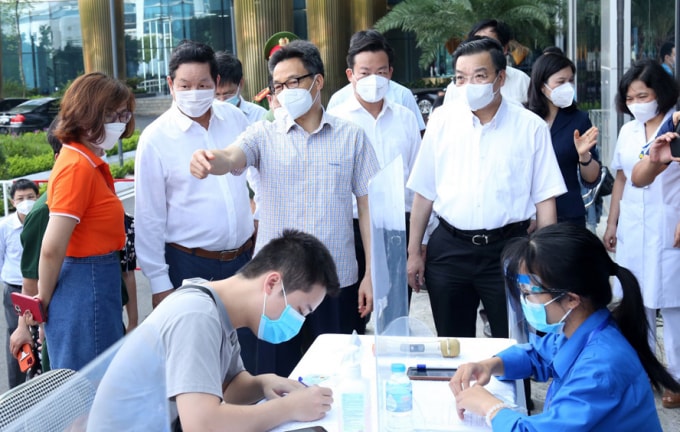 Phó Thủ tướng Chính phủ Vũ Đức Đam kiểm tra điểm tiêm vaccine tại trụ sở Tập đoàn FPT (quận Cầu Giấy)