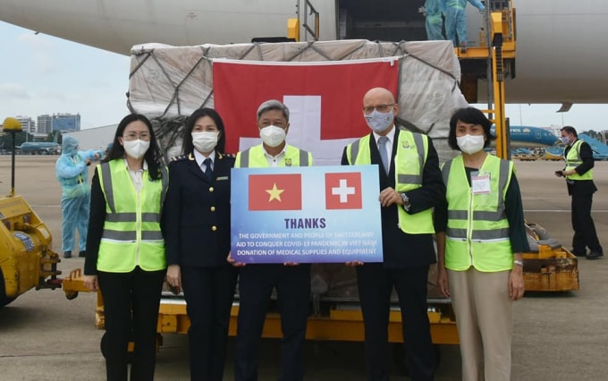 Thụy sĩ đã viện trợ nước ta thiết bị vật tư y tế quan trọng phục vụ công tác phòng, chống dịch (ảnh TL).